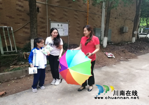 龙马潭区红星街道天立社区儿童之家走访慰问困难儿童