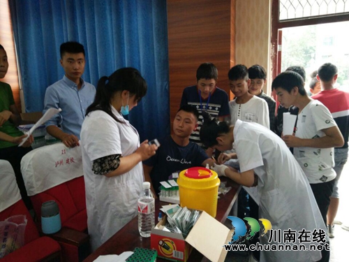 泸县建校组织开展新生免费体检活动(图1) 泸县建校组织开展新生免费体检活动(图1)