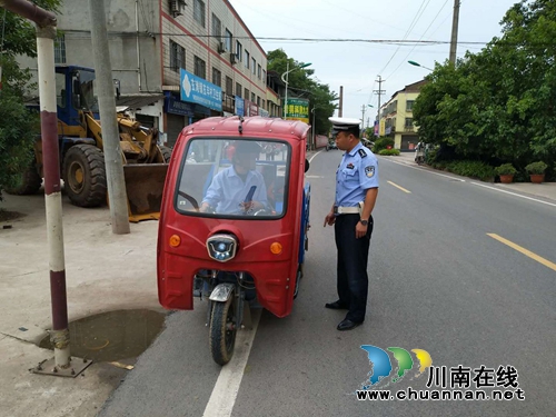 定点设卡拦载&nbsp;泸县公安局交警大队开展三轮车集中整治
