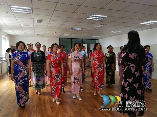 龙马潭区莲花池街道举行“传爱巾帼”志愿者礼仪培训