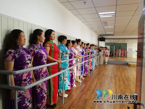 龙马潭区莲花池街道举行“传爱巾帼”志愿者礼仪培训(图3) 龙马潭区莲花池街道举行“传爱巾帼”志愿者礼仪培训(图3)