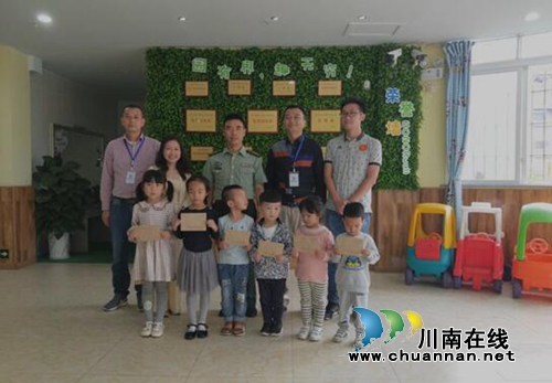江阳区人武部到张坝幼儿园开展“六.一”慰问活动(图1)