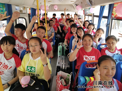 泸州市田家炳中学为高三考生壮行送考(图5) 泸州市田家炳中学为高三考生壮行送考(图5)