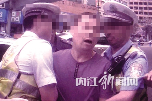 内江：男子斑马线前不让人&nbsp;遇交警拦查还大骂(图1)