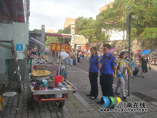 泸县城管执法局:集中整治市容环境 为高考保驾护航(图2) 泸县城管执法局:集中整治市容环境 为高考保驾护航(图2)