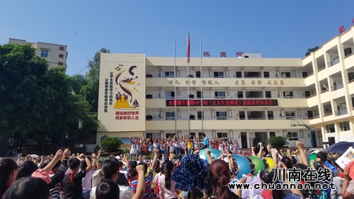 “让人生充满爱”公益演讲走进合江大桥镇牛脑驿小学(图3) “让人生充满爱”公益演讲走进合江大桥镇牛脑驿小学(图3)