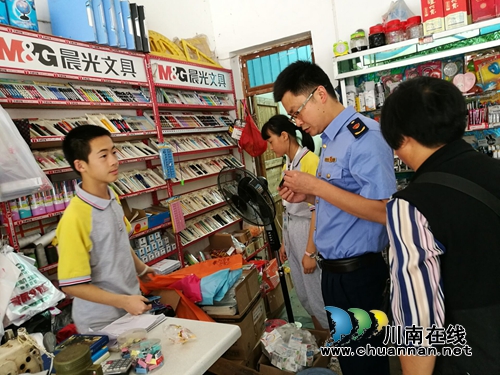 泸县云龙市场监管所开展净化市场行动