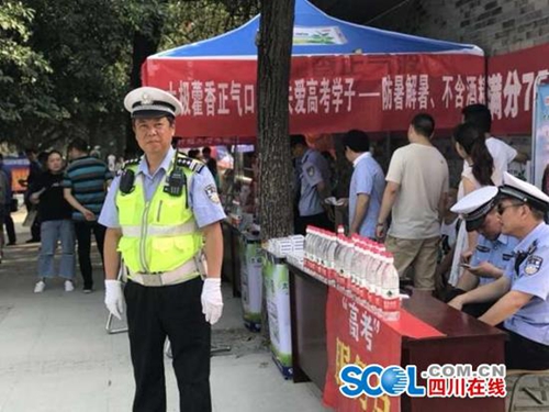 退休前最后一次高考护航&nbsp;自贡老交警感慨不舍(图2)