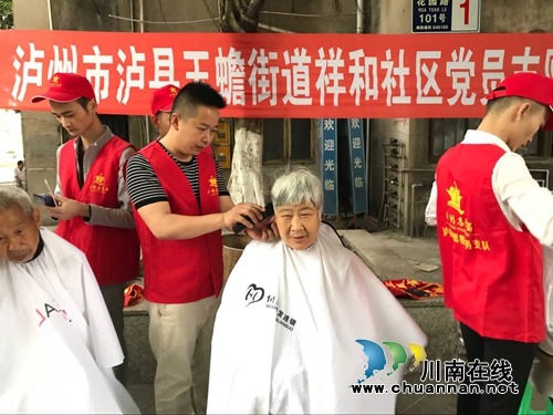 泸县玉蟾街道：党员志愿服务获群众点赞