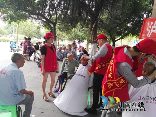 泸县玉蟾街道：党员志愿服务获群众点赞(图2)