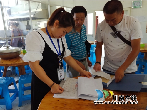 泸县潮河镇开展2018年学校“中考”考前食品安全专项检查(图2)