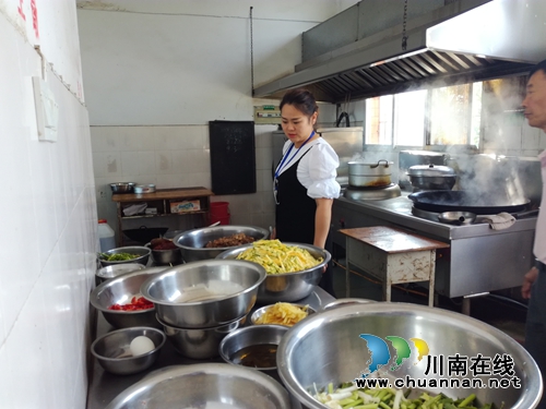 泸县潮河镇开展2018年学校“中考”考前食品安全专项检查