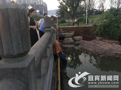男子欲跳桥轻生&nbsp;宜宾交警“点烟”巧妙解救