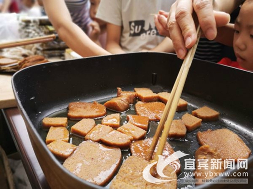 吃凉糕品美食&nbsp;宜宾长宁竹生态旅游美食节开幕(图1)