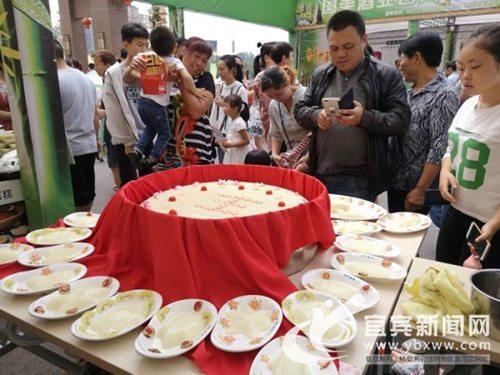 吃凉糕品美食&nbsp;宜宾长宁竹生态旅游美食节开幕(图3)