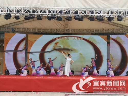 吃凉糕品美食&nbsp;宜宾长宁竹生态旅游美食节开幕(图5)