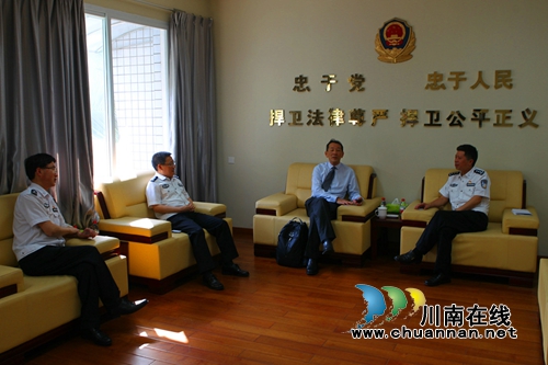 新加坡内政团队学院警察培训局副局长来泸讲学(图1)