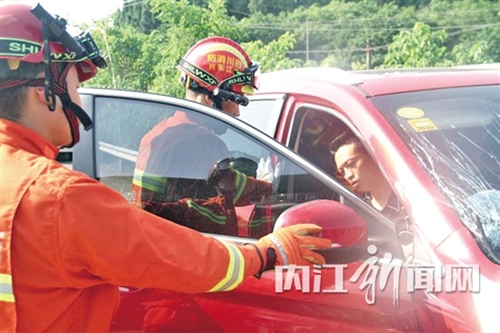 内江：小车逆行撞上小货车&nbsp;事故致四人受伤(图1)