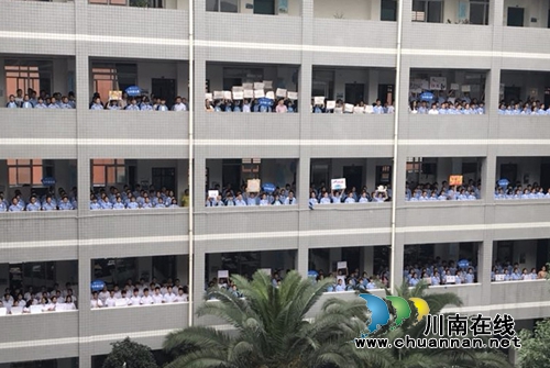 助力初三，圆梦中考！泸州十八中举行中考喊楼助威活动(图8)
