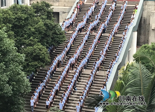 助力初三，圆梦中考！泸州十八中举行中考喊楼助威活动