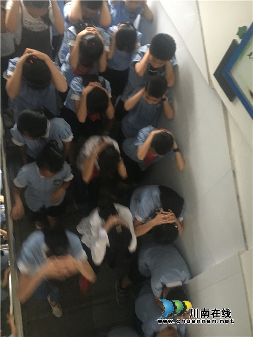 泸州十八中成功进行防地震、防地质灾害应急疏散演练(图1)