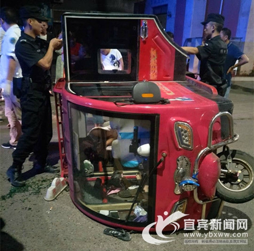 宜宾三轮深夜侧翻女子被困&nbsp;警民齐心救其脱险(图1)