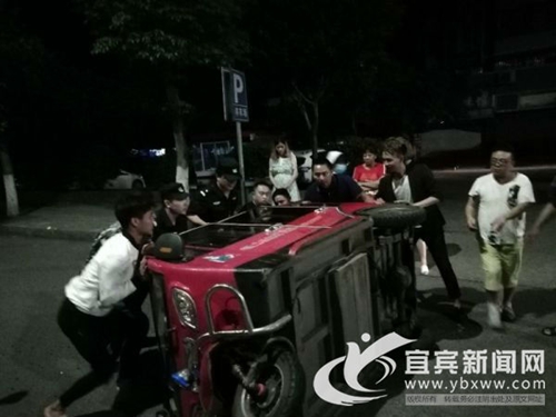宜宾三轮深夜侧翻女子被困&nbsp;警民齐心救其脱险(图2)