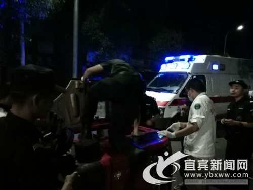 宜宾三轮深夜侧翻女子被困&nbsp;警民齐心救其脱险(图4)
