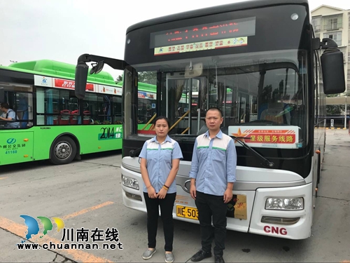 泸州:乘客突发疾病 公交车变身“救护车”(图1) 泸州:乘客突发疾病 公交车变身“救护车”(图1)