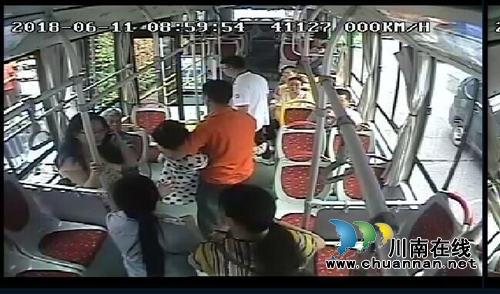 泸州：乘客突发疾病&nbsp;公交车变身“救护车”
