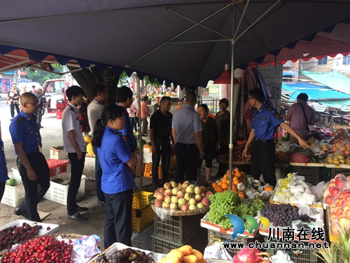 泸县城管执法局:下沉执法力量 积极开展场镇秩序治理工作(图2) 泸县城管执法局:下沉执法力量 积极开展场镇秩序治理工作(图2)