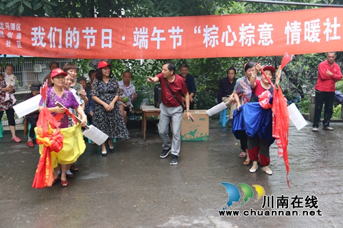 龙马潭区宏达社区举行旱划龙舟比赛。(图1)