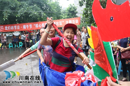 龙马潭区宏达社区举行旱划龙舟比赛。