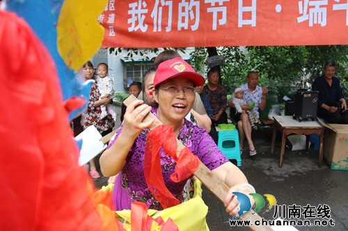 龙马潭区宏达社区举行旱划龙舟比赛。(图3)
