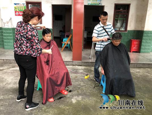 合江县国土资源局走进敬老院开展“粽情粽意”暖人心活动(图1)