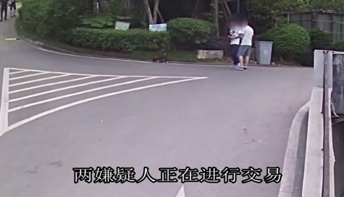 每天遛狗竟是借机贩毒&nbsp;古蔺警方当街抓捕毒贩(图1)