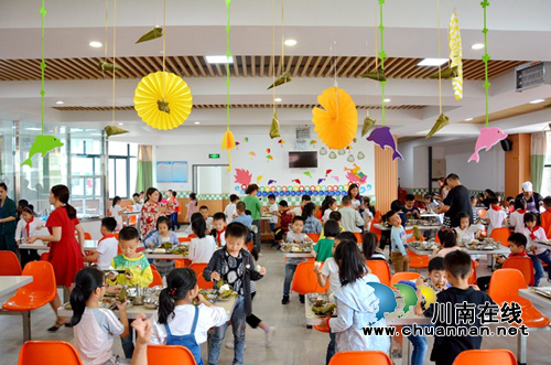 中西双节邂逅，叙永县各学校放“粽”传父爱