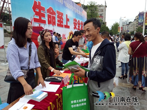 古蔺县住建局积极参加2018年安全生产月宣传活动(图1) 古蔺县住建局积极参加2018年安全生产月宣传活动(图1)