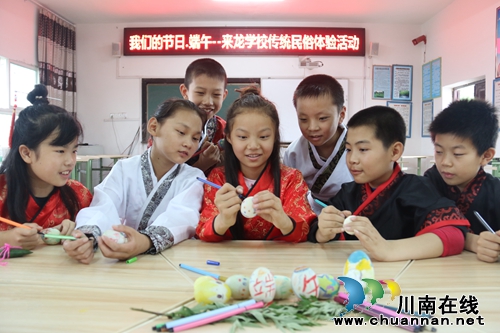四川泸州：汉服少年的彩绘端阳鸭蛋(图1)