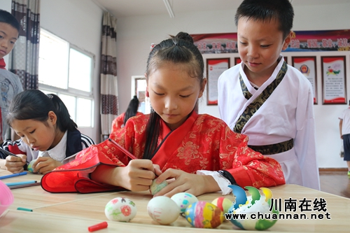 四川泸州：汉服少年的彩绘端阳鸭蛋