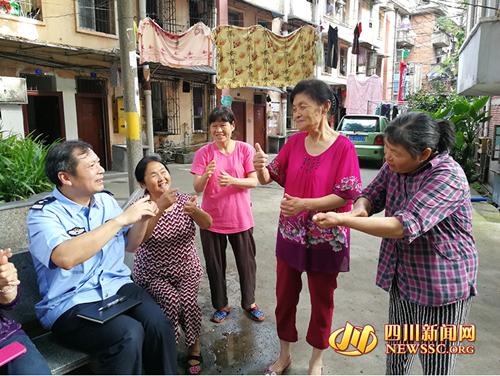 为方便沟通&nbsp;自贡民警自学手语走进聋哑世界