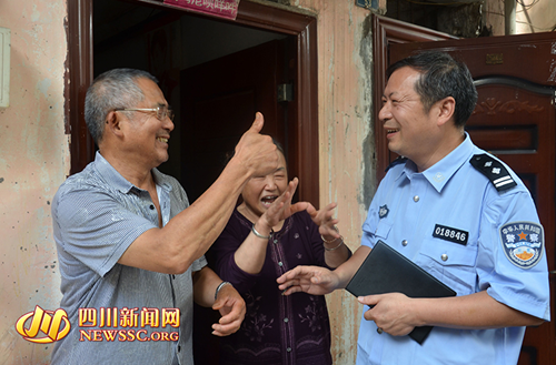 为方便沟通 自贡民警自学手语走进聋哑世界(图2) 为方便沟通 自贡民警自学手语走进聋哑世界(图2)