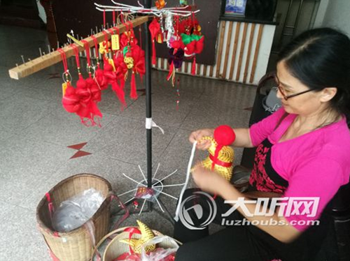 泸州香囊手艺人不断推陈出新 传播传统文化(图1) 泸州香囊手艺人不断推陈出新 传播传统文化(图1)