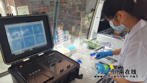 江阳区首台食品快检车弥陀秀“才艺”(图1)