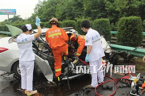 成自泸高速威远段9伤1亡&nbsp;内江全力抢救伤者(图1)