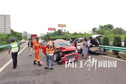 成自泸高速威远段9伤1亡&nbsp;内江全力抢救伤者(图2)