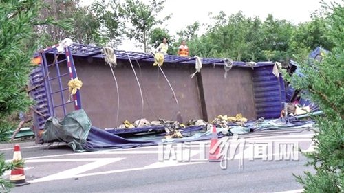 成自泸高速威远段9伤1亡&nbsp;内江全力抢救伤者(图3)