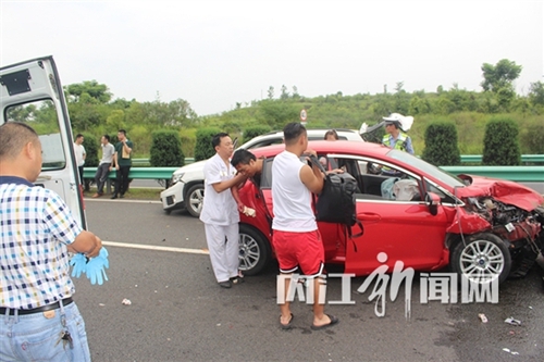 成自泸高速威远段9伤1亡&nbsp;内江全力抢救伤者(图4)