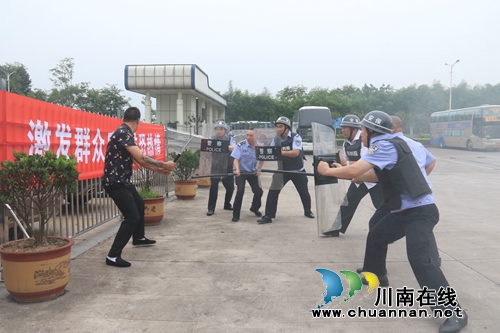 龙马潭区举行反恐防暴演练(图2)