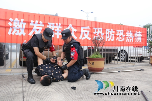 龙马潭区举行反恐防暴演练(图3)